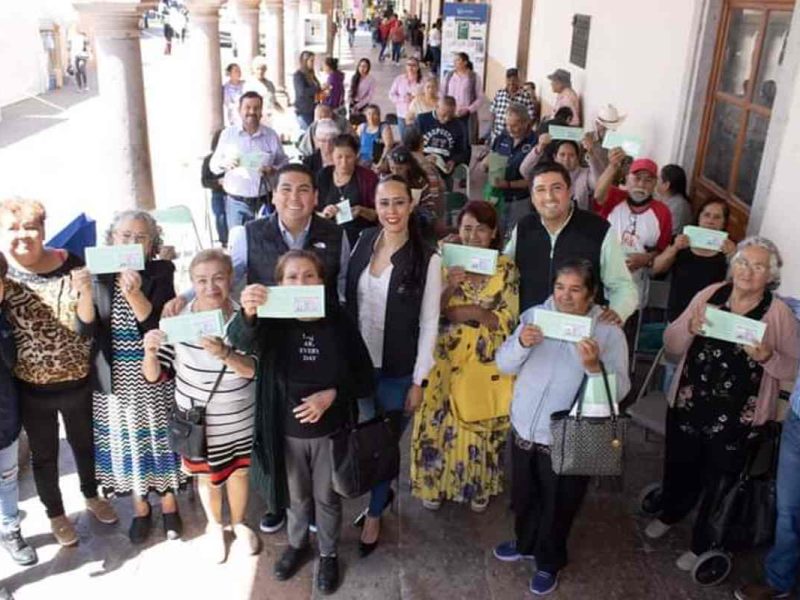 Al igual que con Palomas Mensajeras, Refami permite a los adultos mayores obtener visas para que visiten a sus hijos