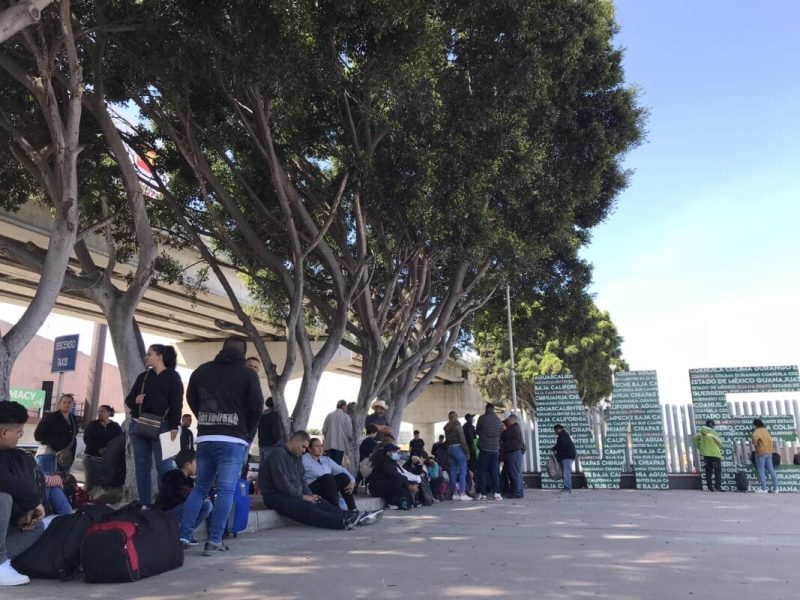 Desesperados y desinformados, migrantes se concentran en Tijuana