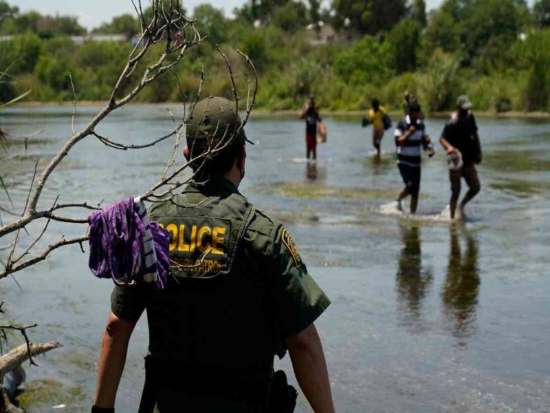 Detenciones, bloqueos y recorridos, así impide Texas el paso de los migrantes