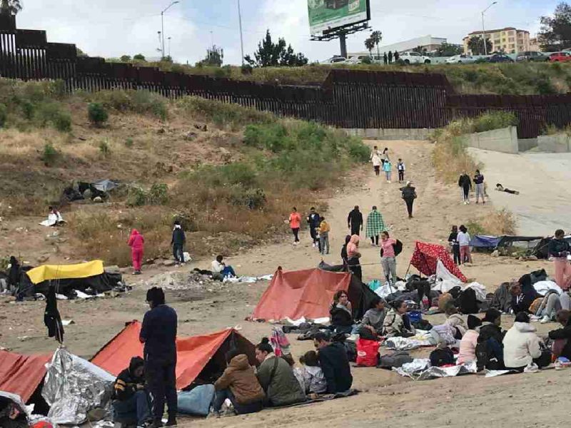 Grupos de migrantes esperan en la frontera a que llegué el fin del Título 42.