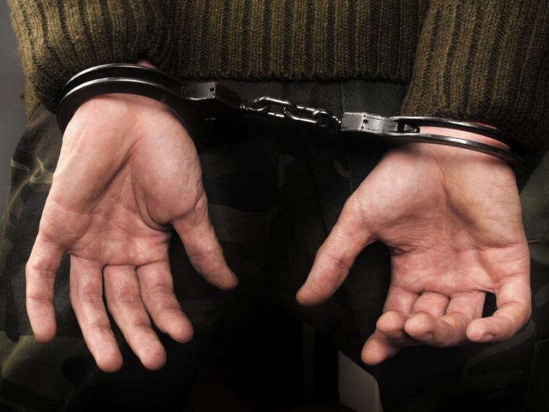 El juez de Florida impie a Biden liberar a los migrantes detenidos hasta que la corte lo determine