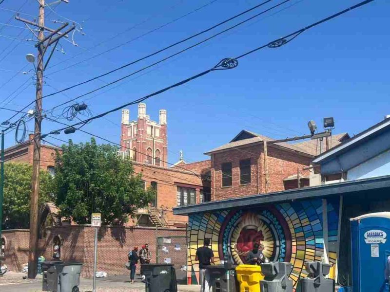 En esta foto se ve Iglesia del Sagrado Corazón de Jesús en El Paso, Texas, EEUU, tras la expiración del Título 42.