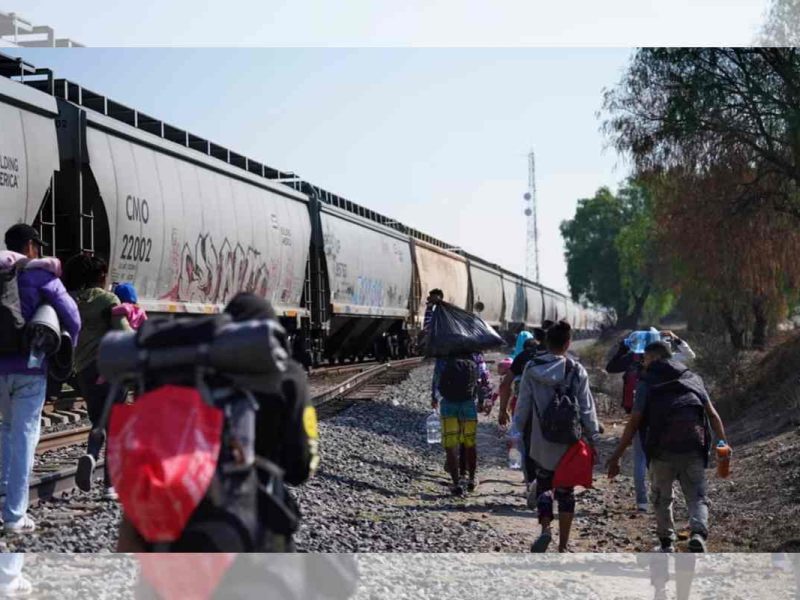 Cientos de migrantes cruzan la frontera sur de México con el tal de llegar a Estados Unidos y conseguir una cita para solicitar asilo ahora que terminó el Título 42.