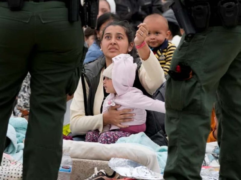 Aunque el Título 42 haya terminado, los centros de detención de la CBP siguen por encima de sus límites.