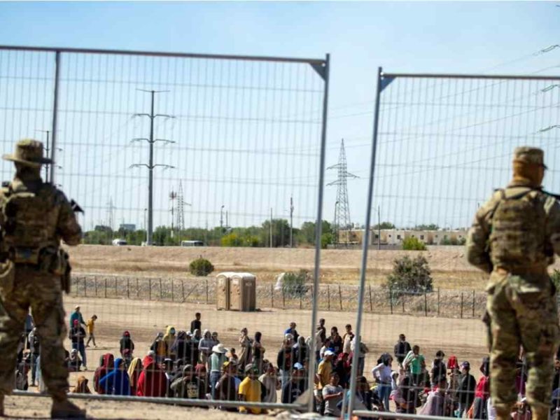 Una niña migrante de ocho años murió mientras estaba en un centro de detención de la CBP. En la foto, un grupo de migrantes espera frente a los agentes fronterizos en El Paso, Texas.