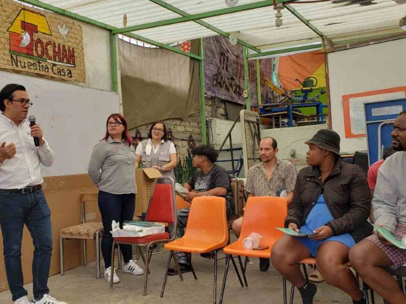 Personal del INAI se reunió con los migrantes en Casa Tochan para dar un taller sobre la importancia del cuidado de datos personales.