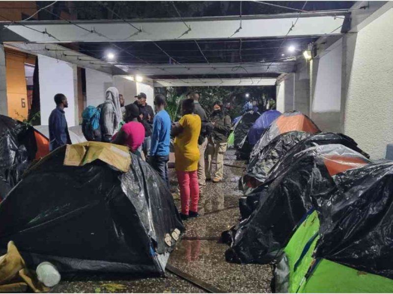 INM desaloja a migrantes que estaban en la Plaza Giordano Bruno en CDMX.