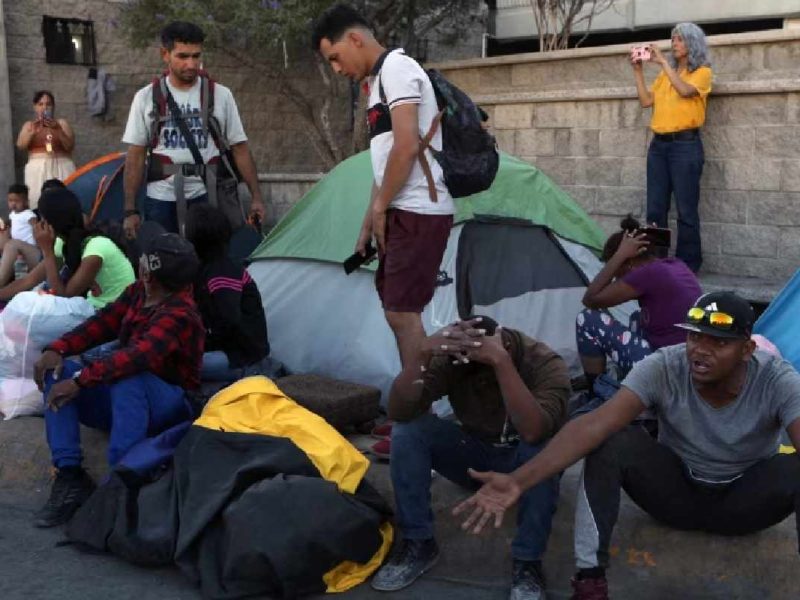 Autoridades en Cd. Juárez en México desalojaron un campamento de migrantes.