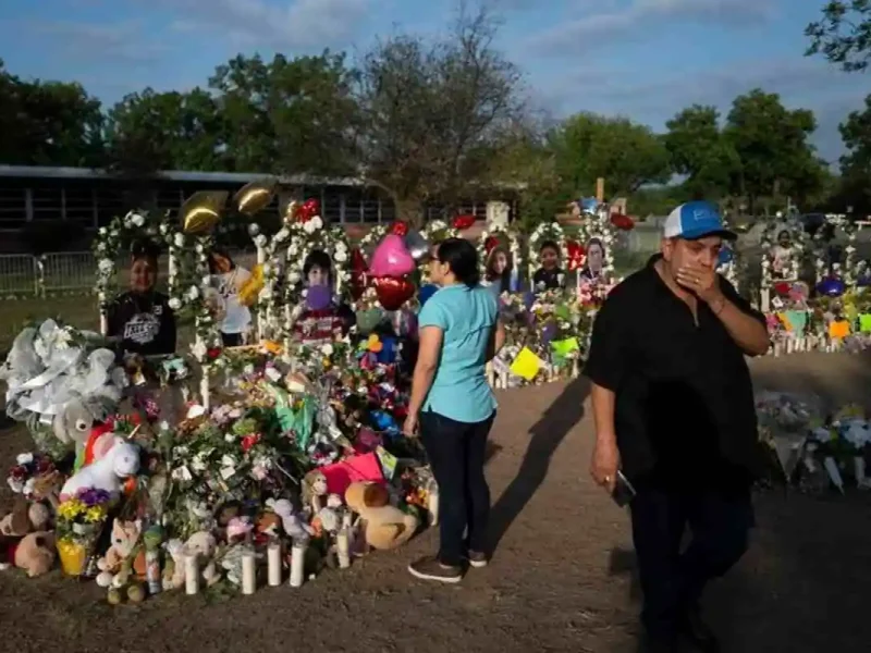 Se han pintado murales en honor a los estudiantes fallecidos en el tiroteo en Uvalde