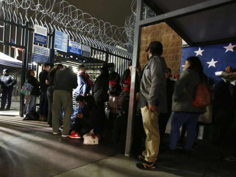 Migrantes duermen al lado de la garita de San Ysidro en Tijuana
