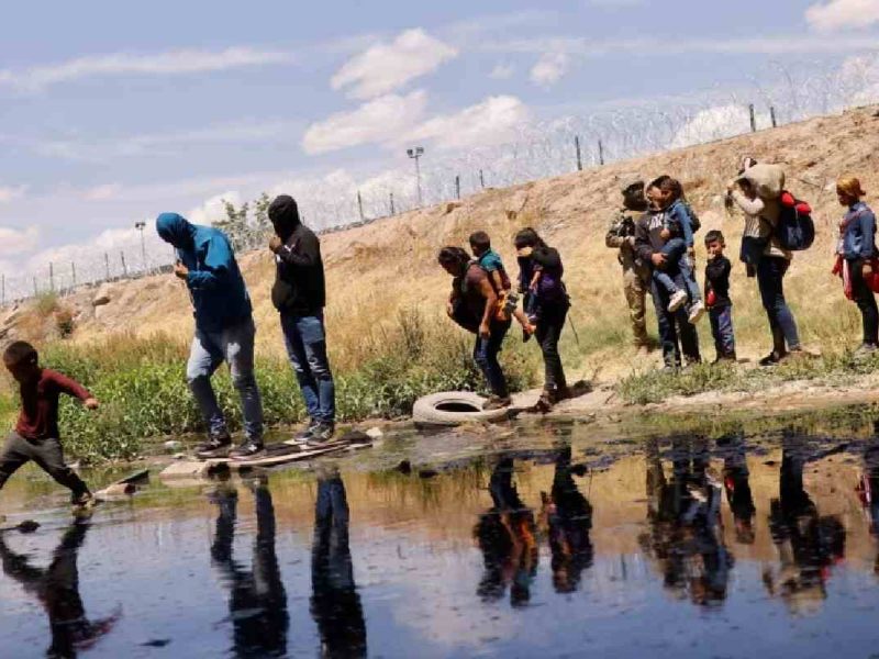 Los migrantes y refugiados en Guatemala ya podrán acudir a los centros de procesamiento para ser referidos a programas de refugiados, parole o reunificación familiar. En la foto, un grupo de migrantes cruza el Río Bravo para llegar a EE.UU.