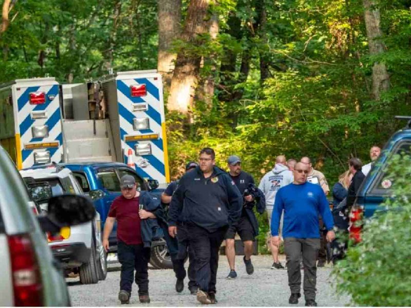 Equipos de búsqueda y rescate abandonan el puesto de comando en St. Mary's Wilderness en ruta hacia Blue Ridge Parkway para buscar el avión que se estrelló en Virginia.