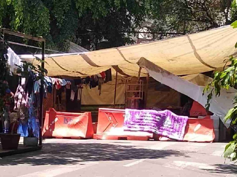 Los migrantes tienden su ropa y ponen a secar sus tenis en el campamento