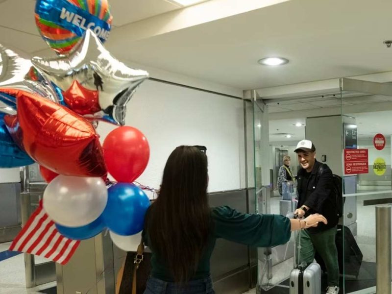 Hermanos cubanos se reúnen en Miami tras obtener el parole, el juicio actual busca eliminar este proceso.