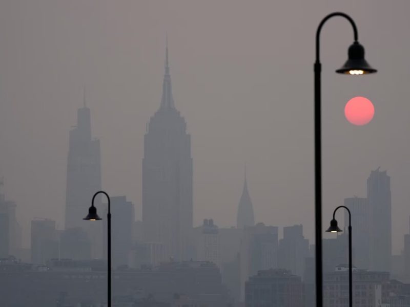 Debido a los incendios, el cielo de Nueva York tiene un color ocre y amarillento.