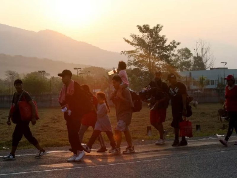 El 48% de los migrantes que fueron devueltos a México desde Estados Unidos revelaron haber usado el servicio de “coyotes”. En la foto, migrantes detenidos en el sur de México caminan hacia Ciudad de México el 26 de abril de 2023.