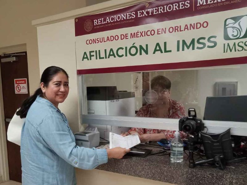Si vas al consulado mexicano sobre ruedas también puedes afiliarte al IMSS