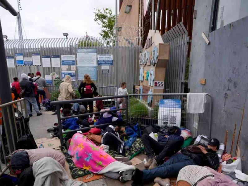 Estados Undos también abrirá centros de procesamiento en Costa Rica. En la foto, Solicitantes de asilo acampan cerca de la entrada peatonal del puerto de entrada de San Isidro.