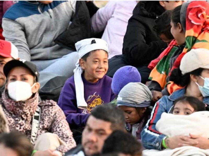 Solo seis nacionalidades podrán acceder a los centros de procesamiento en Guatemala, Colombia y Costa Rica. En la foto, solicitantes de asilo aguardan a ser procesados por la Patrulla Fronteriza en la frontera.