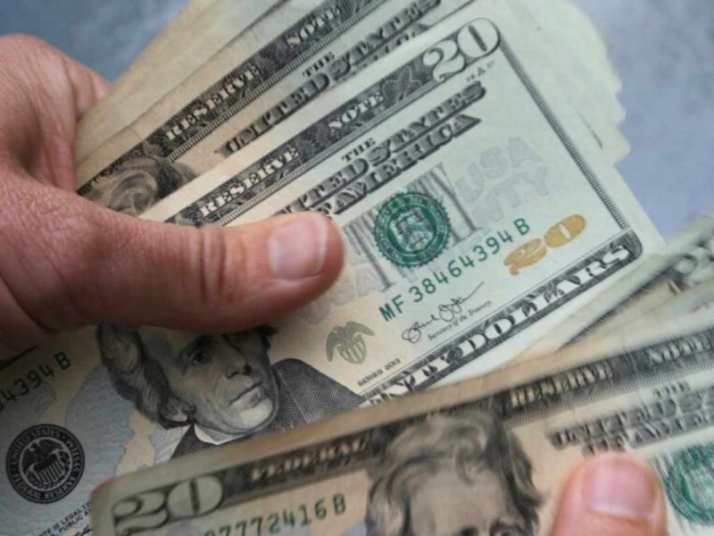 Además de tener un ITIN vigente, para obtener una tarjeta de crédito necesitarás documentos como tu pasaporte