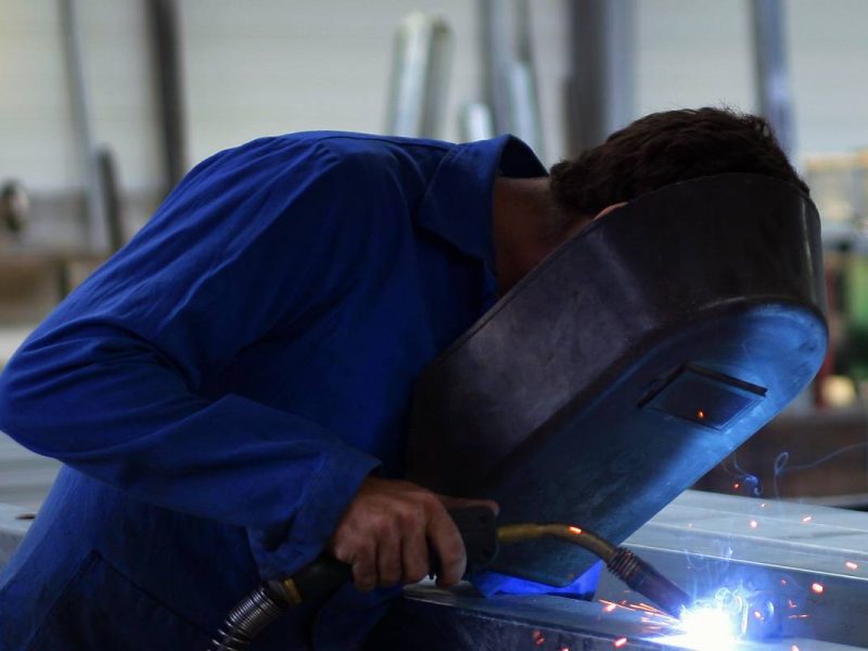 ¡Postúlate a este trabajo en Canadá como soldador!