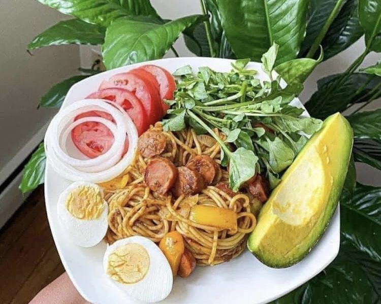 Con platillos, migrantes conquistan Tijuana