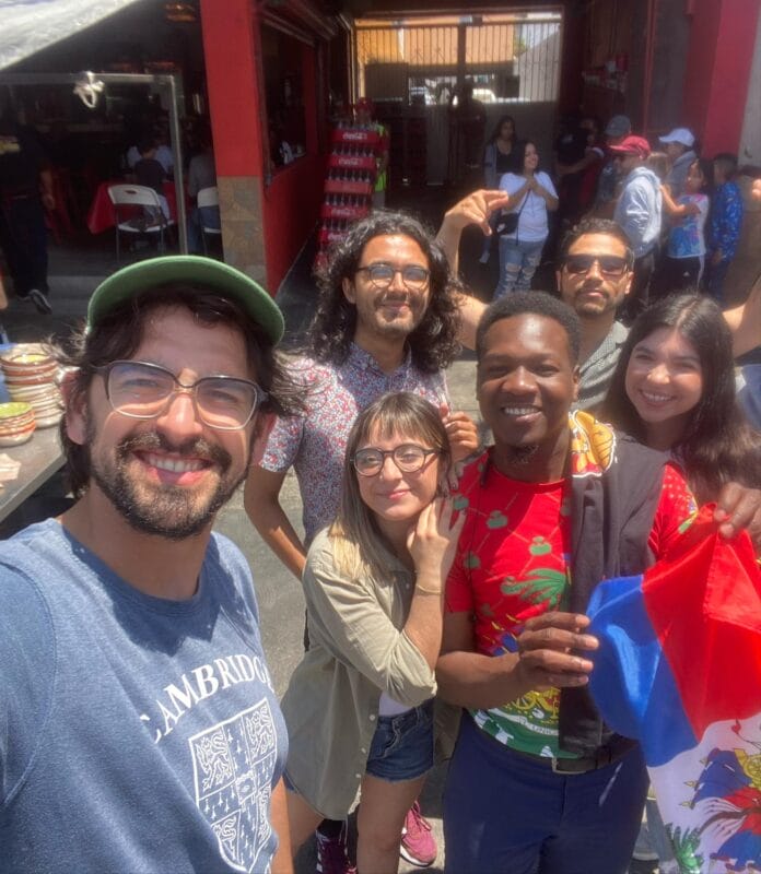 Dales durante su tour de regalos en Tijuana