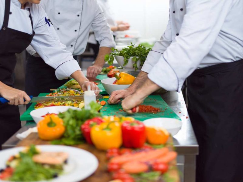 ¡Hay trabajo en Canadá como cocinero de línea!