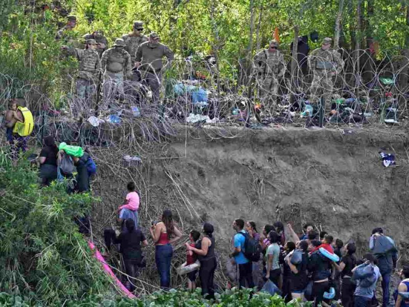 Los migrantes que cruzaron el río Bravo son detenidos por miembros de la Guardia Nacional de EEUU