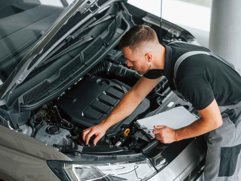 Empresa automotriz en Estados Unidos busca técnico de mantenimiento