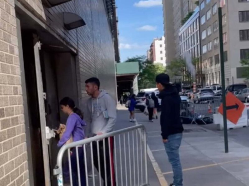 Cientos de migrantes llegan a Nueva York y las autoridades les dan boletos para que viajen a otros estados