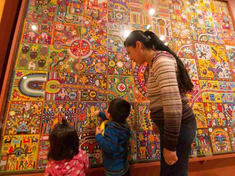 Un museo en Chicago que ofrece entradas gratuitas es el museo de la industria y la ciencia, puedes acudir el 22, 28 y 29 de agosto.