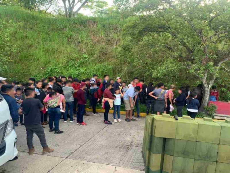 Encuentran a 126 migrantes centroamericanos en autobús de turismo