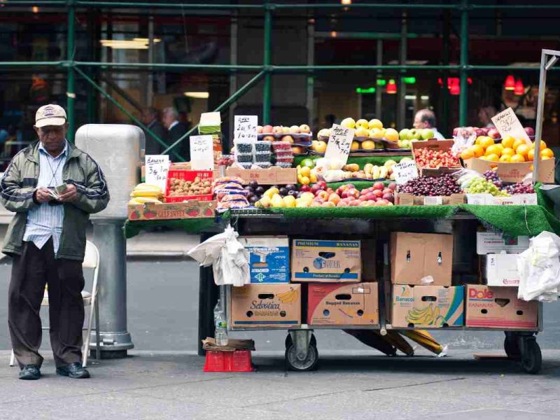 Para sobrevivir migrantes se convierten en vendedores callejeros en la Gran Manzana