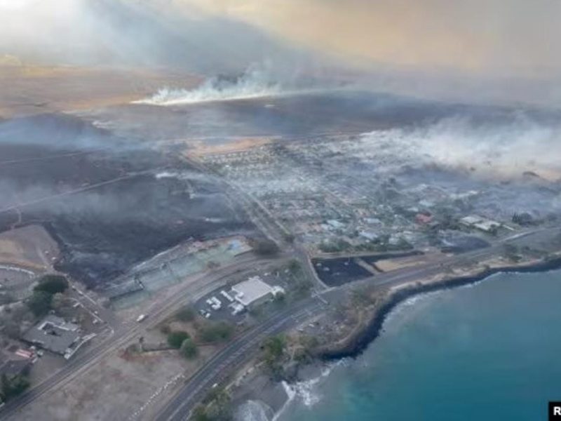 El incendio en Maui Hawaii se intensificó por los fuertes vientos del huracán Dora
