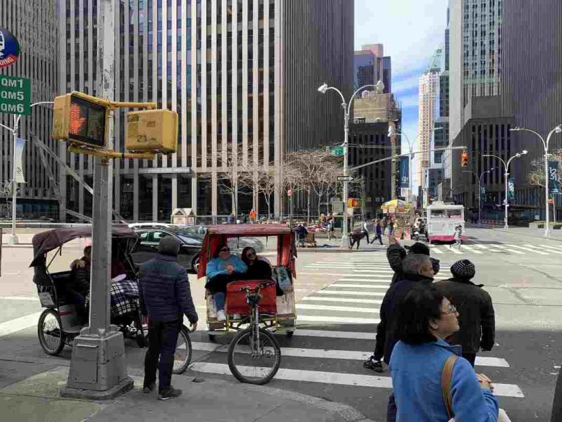 En Nueva York mujeres y niños migrantes venden en las calles para sobrevivir