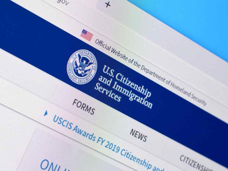 ¿Cómo funciona el nuevo formulario en línea para agilizar tramites de inmigración de USCIS?