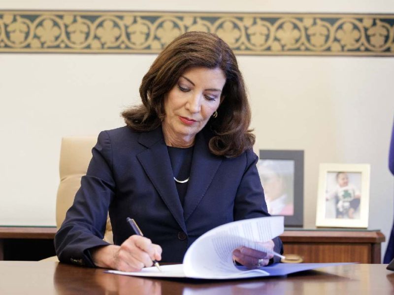 La gobernadora de Nueva York pide al gobierno federal asistencia económica para curbir las necesidades de los migrantes