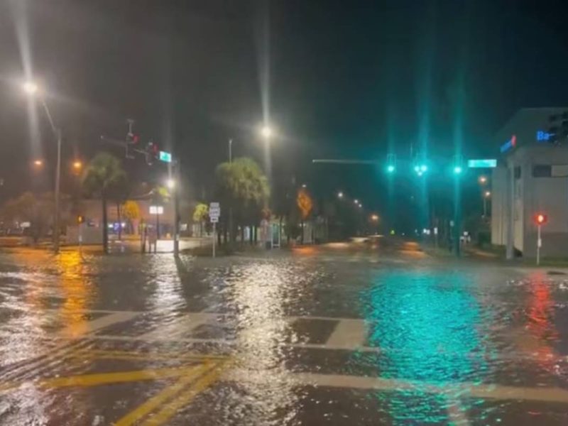 Vista de una calle semi inundada ante la cercanía del huracán Idalia en St Pete Beach, Florida, el 30 de agosto de 2023.