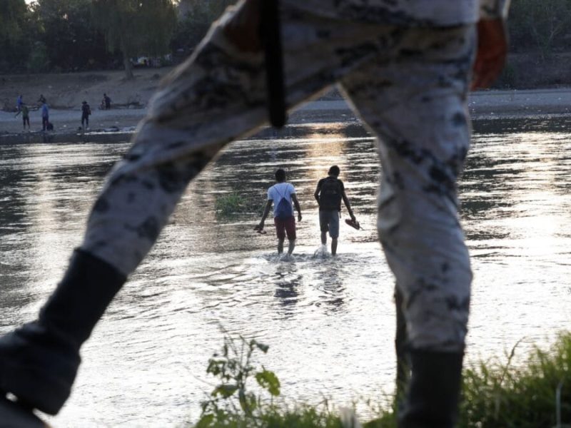 Agente de Guardia Nacional de Texas disparó en la pierna derecha de un migrante mexicano, el hombre se encuentra con vida
