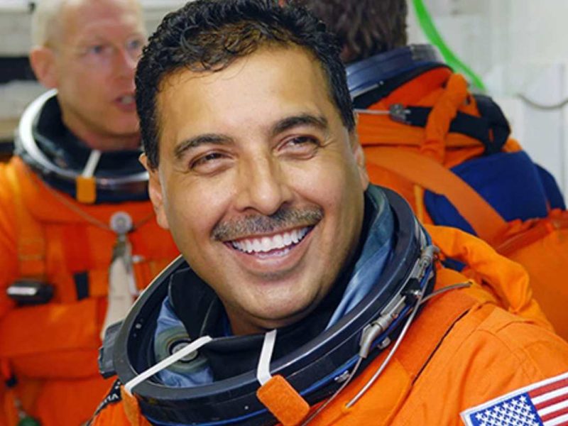 Hernández trabajaba en el campo recolectando frutas y verduras cuando se sintió inspirado a ser astronauta