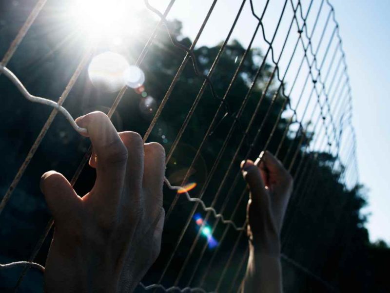 En Eagle Pass miles de migrantes estaban esperando bajo el puente internacional para ser procesados el día de ayer