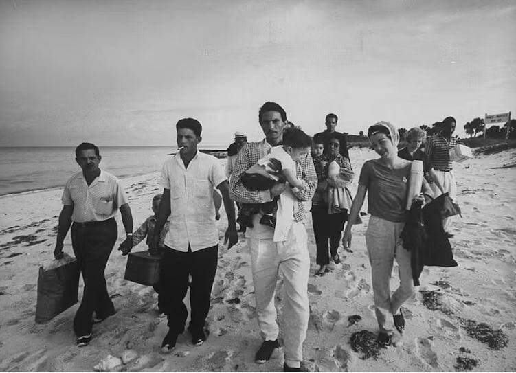 Refugiados cubanos en la isla de Cay Sal esperan a que los guardacostas estadounidenses los lleven a Florida en 1962. Lynn Pelham/Getty Images