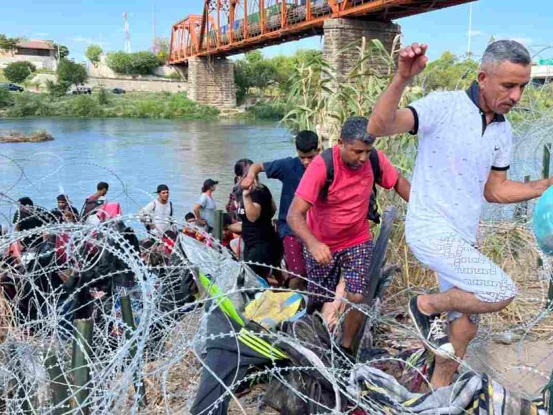 Además, al cierre del año fiscal de 2023 se registraron más de 2 millones de cruces irregulares en la frontera sur de Estados Unidos