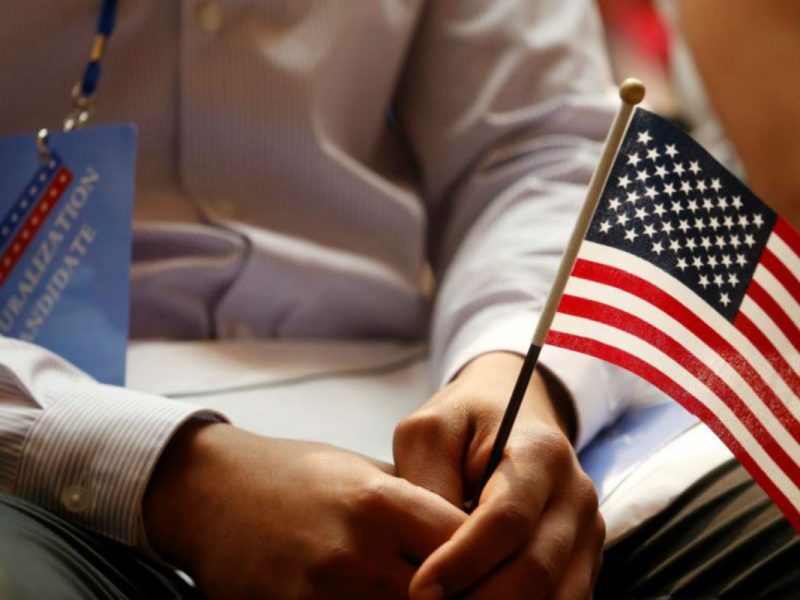 migrantes esposos de ciudadanos ¿Sabes quién promulgó la constitución? si no sabes la respuesta es hora de repasar las respuestas del examen de ciudadanía americana