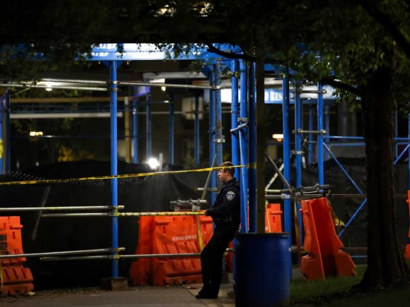 Un agente de policía custodia un área acordonada en la Universidad Morgan State de Baltimore, Maryland, después del tiroteo.