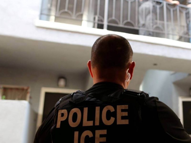 Durante un operativo de ICE tienes derecho a no firmar nada sin la asesoría de un abogado