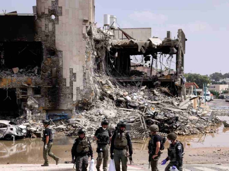 Miembros de la seguridad israelí se reúnen luego de una infiltración masiva de hombres armados de Hamás desde la Franja de Gaza