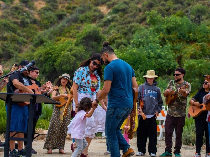 Con fandango protestan en Tijuana contra nuevo muro