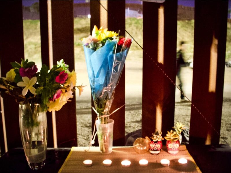 Migrante muere en campamento abierto entre muros